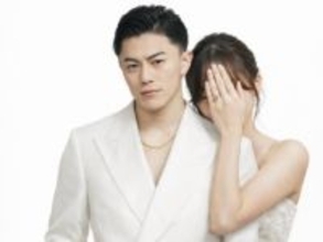 「腰の手www」人気YouTuber、“結婚報告”ショットにツッコミ。「最後の一行で全部持ってかれたww」