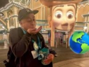 「歯とれちゃったのかな」人気芸人、ディズニー訪問も「入れ歯 取れちゃいました！？」「可愛いw」ツッコミ