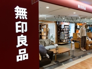 「意外とキレイにはけそう」無印良品の“撥水イージーワイドパンツ”に反響。動きやすさにも注目