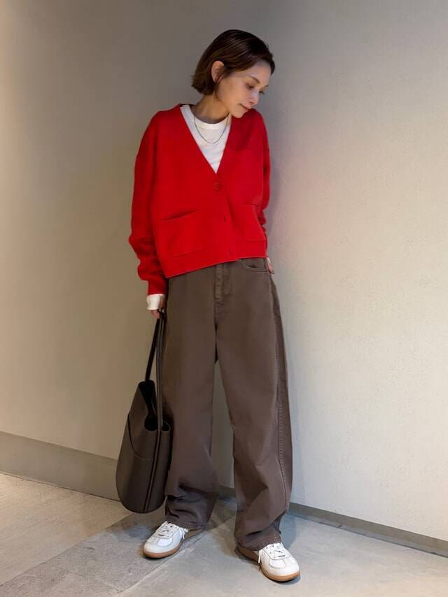 【ユニクロ】顔色も気分もぱっと明るく！きれい色ニットでつくる「大人の春のカジュアルコーデ」3選