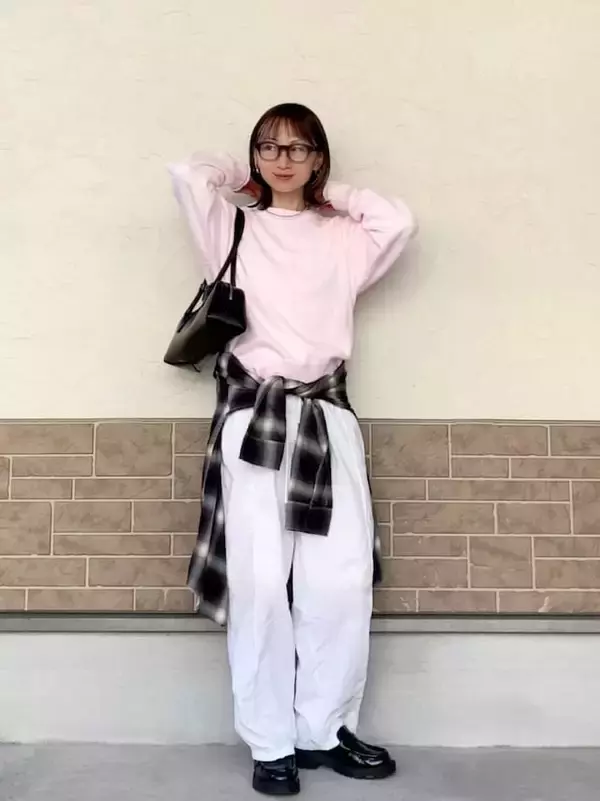 「【ユニクロ】顔色も気分もぱっと明るく！きれい色ニットでつくる「大人の春のカジュアルコーデ」3選」の画像