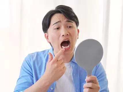 Q.「歯茎の腫れを放置すると、40代で入れ歯になる」って本当ですか？【歯科医が回答】