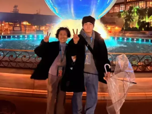 「こんな素敵な親子いる?!」お笑い芸人、母親とのディズニーショット公開「そっくり」「最高の親孝行」