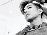 「木村拓哉、まつ毛の長さ際立つローアングルショット！ ヘアメイク中のイケメンな姿を披露」の画像1