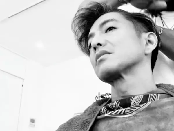 木村拓哉、まつ毛の長さ際立つローアングルショット！ ヘアメイク中のイケメンな姿を披露
