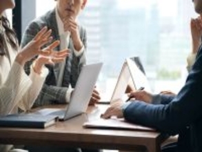 学校へ電話しても「先生は会議中……」一体何を話している？ 現役教員に聞いた、職員会議の話題