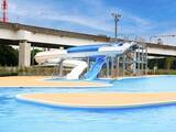 「横浜市のプール4選！ 1時間100円の格安市民プールから、みなとみらいを一望できるホテルのプールまで」の画像1