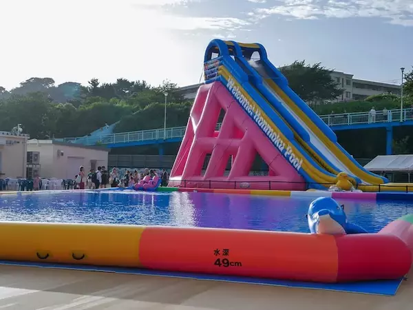 「横浜市のプール4選！ 1時間100円の格安市民プールから、みなとみらいを一望できるホテルのプールまで」の画像