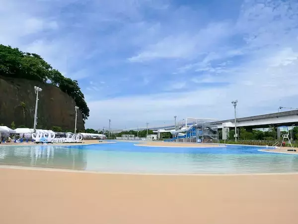 「横浜市のプール4選！ 1時間100円の格安市民プールから、みなとみらいを一望できるホテルのプールまで」の画像
