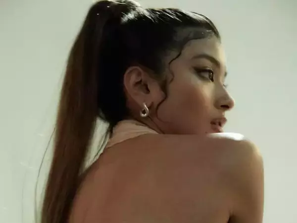 「全力で自分を信じて、、生きる！」ローラ、美背中際立つ姿を披露「クレオパトラの生まれ変わりでは」