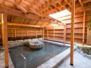 【神奈川県の人気日帰り温泉】「湘南台温泉 らく」は駅近で奥湯河原の名湯が楽しめる。開放的な屋上露天風呂でリラックス