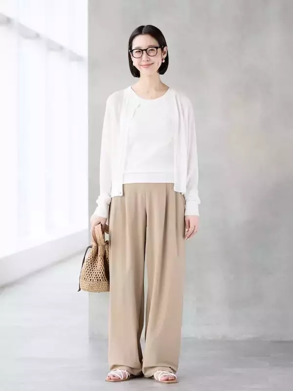 「夏に大活躍の2990円パンツ！【ユニクロ】楽ちんワイドパンツでつくる「40代のきれいめ夏コーデ」3選」の画像