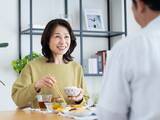 「世帯年収2400万円「パートのくせにと言われた」夫の会社で働く54歳女性の夫婦給与事情」の画像1