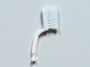 【ダイソー】考え抜かれたフォルムとブラシ先に驚き！「網戸洗いブラシ」で網戸掃除のストレス解消