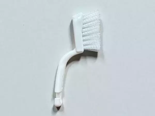 【ダイソー】考え抜かれたフォルムとブラシ先に驚き！「網戸洗いブラシ」で網戸掃除のストレス解消