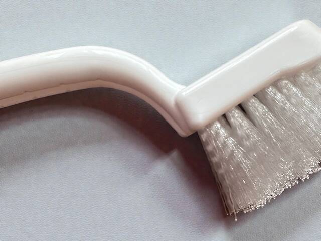 【ダイソー】考え抜かれたフォルムとブラシ先に驚き！「網戸洗いブラシ」で網戸掃除のストレス解消