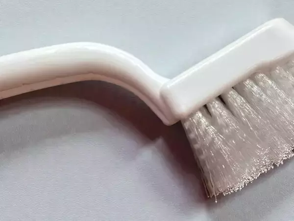 「【ダイソー】考え抜かれたフォルムとブラシ先に驚き！「網戸洗いブラシ」で網戸掃除のストレス解消」の画像