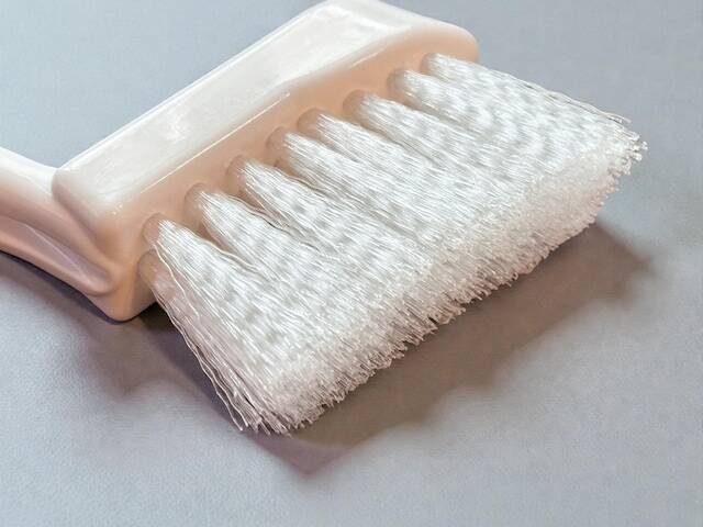 【ダイソー】考え抜かれたフォルムとブラシ先に驚き！「網戸洗いブラシ」で網戸掃除のストレス解消