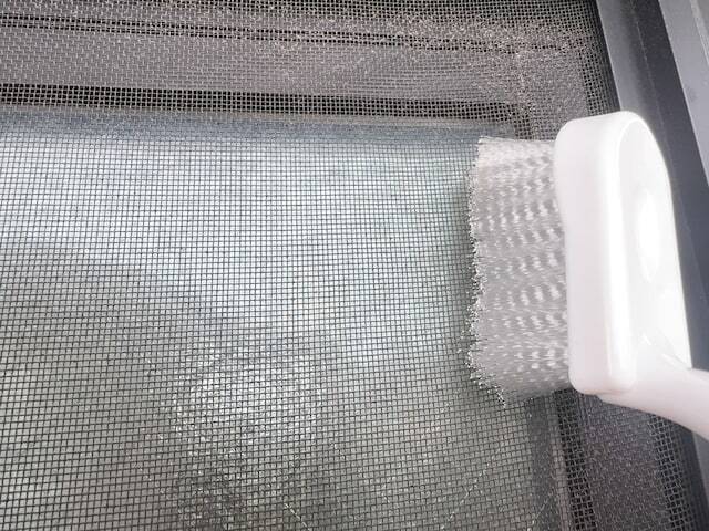 【ダイソー】考え抜かれたフォルムとブラシ先に驚き！「網戸洗いブラシ」で網戸掃除のストレス解消