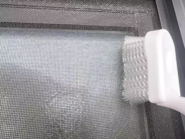 「【ダイソー】考え抜かれたフォルムとブラシ先に驚き！「網戸洗いブラシ」で網戸掃除のストレス解消」の画像