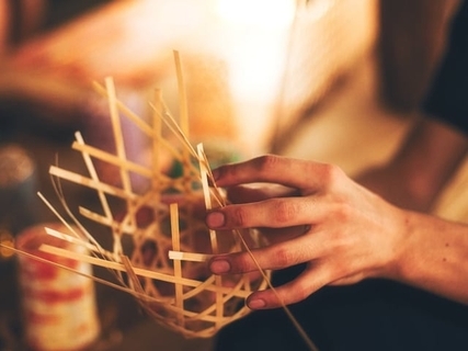 「今は戦略的な低所得で非課税」月8万円で暮らす24歳職人見習い男性の選択