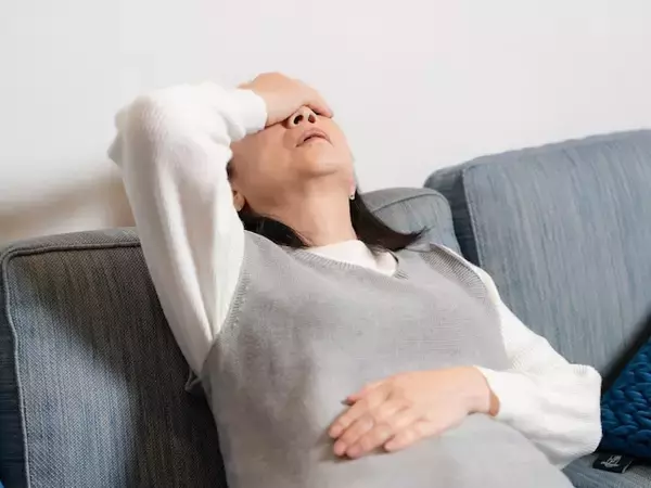 「自分の部屋に戻る時間すらない」55歳アルバイト女性、年収80万円。貯金なし、24時間介護の実情