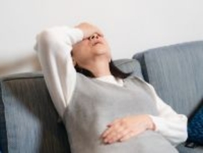 「自分の部屋に戻る時間すらない」55歳アルバイト女性、年収80万円。貯金なし、24時間介護の実情