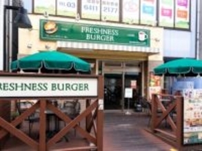 フレッシュネスバーガー、“黒過ぎた”ホットドッグを謝罪。「ある意味バイトテロ」「完全にトラウマ」