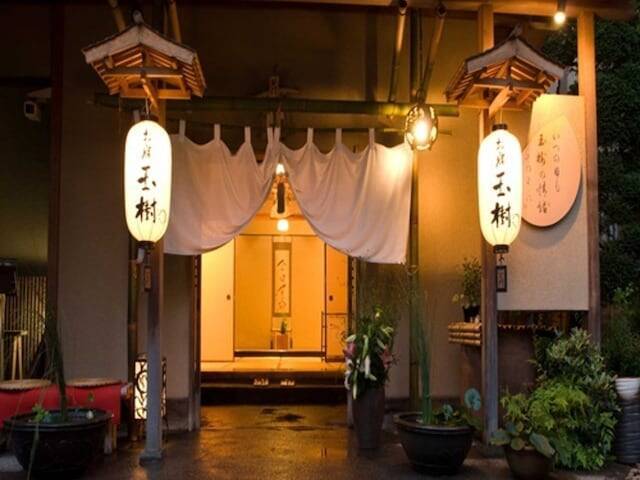 【群馬県で泊まってよかった】黄金の湯と白銀の湯が楽しめる純和風旅館。四季の移ろいとともに心安らぐひとときを過ごせる「伊香保温泉 お宿玉樹」