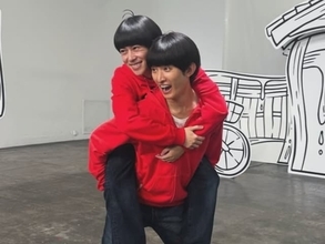 「若返ってないか⁉」向井康二、後輩との“新旧おそ松”ツーショット！ 「4年前と変わって無さすぎ」