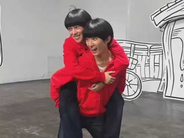 「若返ってないか⁉」向井康二、後輩との“新旧おそ松”ツーショット！ 「4年前と変わって無さすぎ」