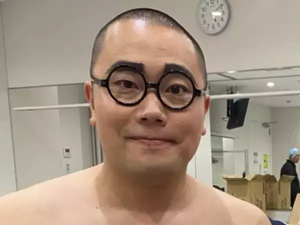 「岡部ってこんな毛深いの？」人気芸人の素肌に驚きの声。「体毛濃いなー」「着痩せするの？」