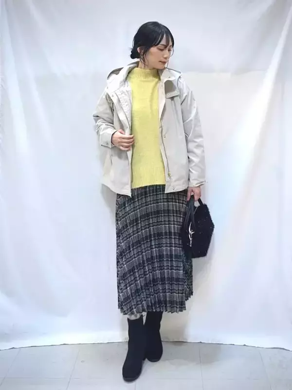 「2026年1月は「イエロー」で運気アップ！ 上級者感あふれる「差し色コーディネート」4選」の画像