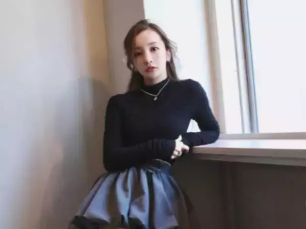 「10代に見える」板野友美、ミニスカで美脚＆親子ショット公開「脚がなんと細すぎ」「スタイル抜群やばい」