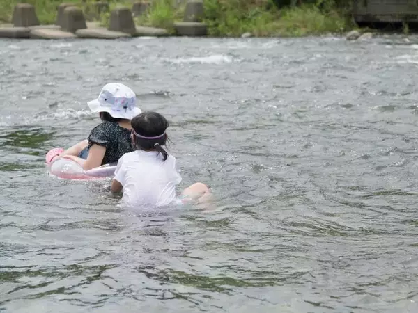 「プールで泳げるから」と油断した子が沈む理由。水辺に行く前に親が知るべき「3つのわな」