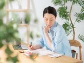 1962年3月生まれの女性で遺族年金を受給。65歳になったら私の老齢年金はプラスしてもらえるの？