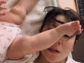 真木よう子、0歳娘との親子ショット公開「むっちむち 大物になりますね」「顔面キックですら愛おしい」