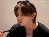 「「お箸の持ち方上手っ」山田涼介、アジアツアー中のプライベートショット！ 「もぐもぐかわいい」「えぐううう」」の画像1