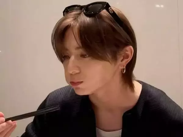 「お箸の持ち方上手っ」山田涼介、アジアツアー中のプライベートショット！ 「もぐもぐかわいい」「えぐううう」
