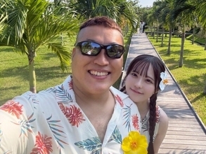 彼女いない歴43年人気YouTuber、「本当に夢みたい」な新婚旅行ショットに反響！ 「幸せそうでほっこり」