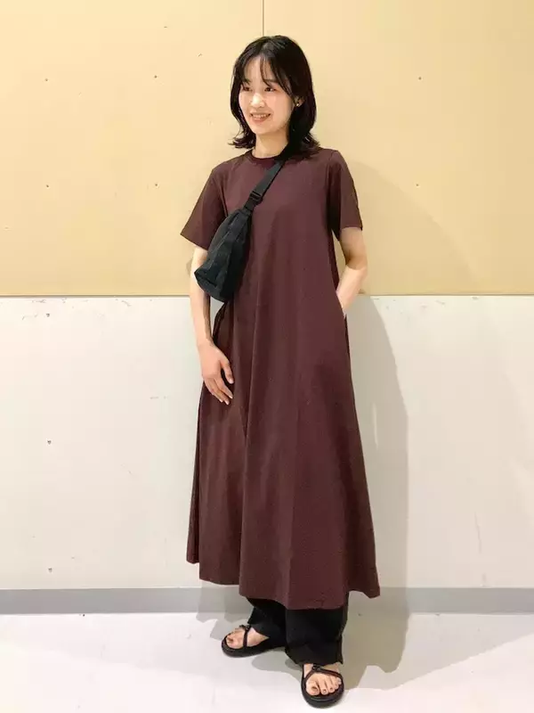「2990円の万能ワンピ！【ユニクロ】楽ちんで涼しいTシャツワンピでつくる「40代の着回し夏コーデ」3選」の画像