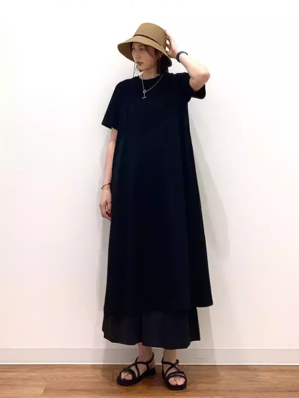「2990円の万能ワンピ！【ユニクロ】楽ちんで涼しいTシャツワンピでつくる「40代の着回し夏コーデ」3選」の画像