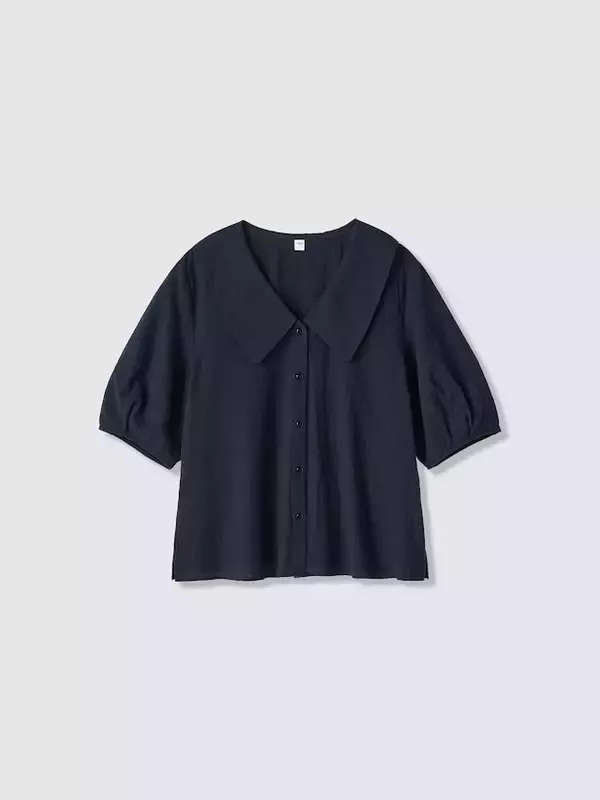 「顔まわりが華やかにキマる！【GU】1990円「ビッグカラーブラウス」でつくる40代の大人かわいいコーデ」の画像