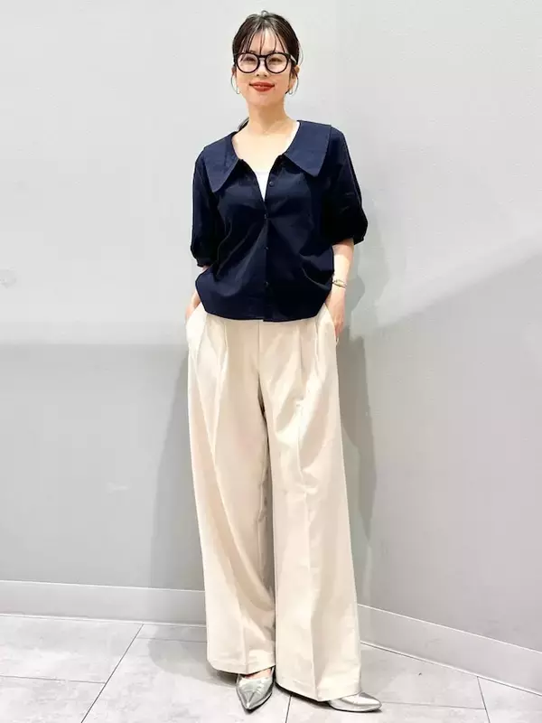 「顔まわりが華やかにキマる！【GU】1990円「ビッグカラーブラウス」でつくる40代の大人かわいいコーデ」の画像