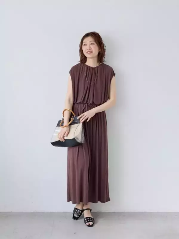 「部屋着っぽく見えちゃうとイタイ!? 40代が気をつけたい「カットソーワンピ」のNGポイントとOKコーデ」の画像