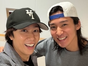 「やっと9人のスノーマン」阿部亮平、帰国した目黒蓮とのツーショット公開！ 「この姿が見たかった」