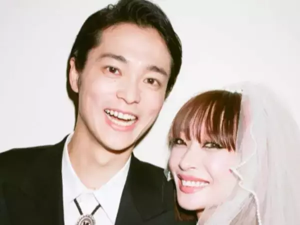 「美男美女すぎる、、」新婚の美人双子モデル、おしゃれなウエディングフォトに反響「幸せオーラが眩しい」