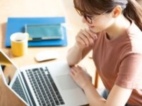 私は年収500万円で働いています。このままの収入で将来月20万円の年金を受け取れますか？