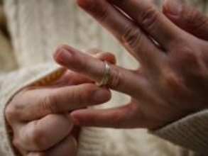 夫の定年退職の日に「離婚してほしい」と伝えたが……。「離婚できなかった」70歳女性の絶望