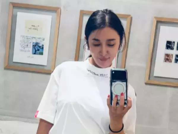 篠田麻里子「制服が似合う　是非48へ」。鈴木紗理奈をスカウト!? 美脚際立つ姿に反響「きゃわいすぎるー」